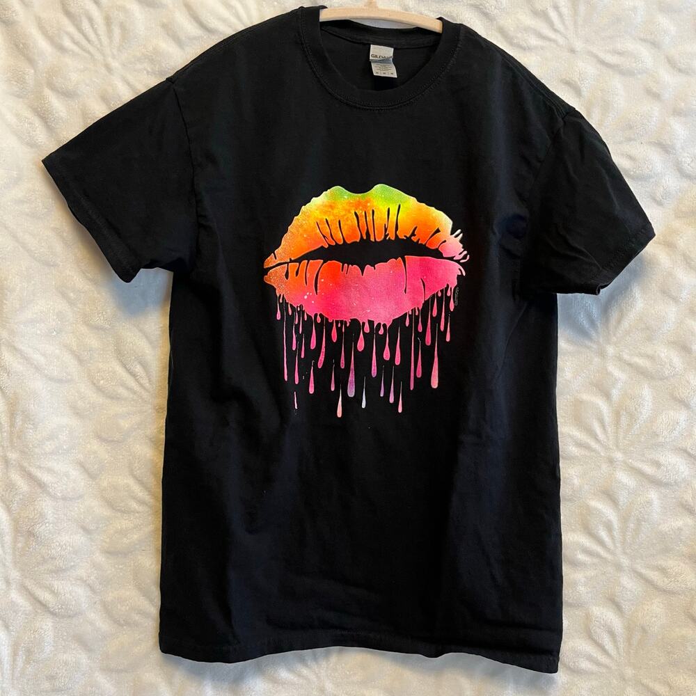 Bright Lips tie dye pattern Sz M very cool colors and design